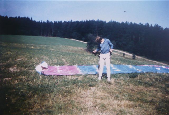 Historické hrátky s vlastnoručně ušitým paragliderem